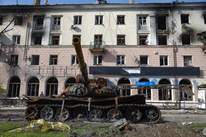 τανκ μπροστά από βομβαρδισμένο κτίριο στην Ουκρανία