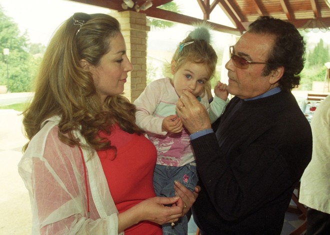 Πάσχα στην Κέρκυρα για τον Τόλη Βοσκόπουλο, την κορούλα τους Μαρία και την Άντζελα Γκερέκου 2004