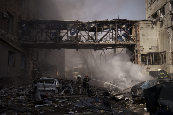 Κατεστραμμένα τα κτίρια από τους βομβαρδισμούς στην Ουκρανία -2