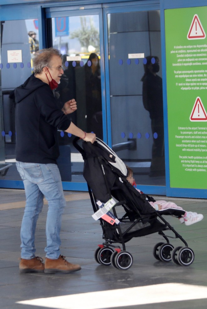 Μίλτος Πασχαλίδης: Στο αεροδρόμιο με την κόρη του