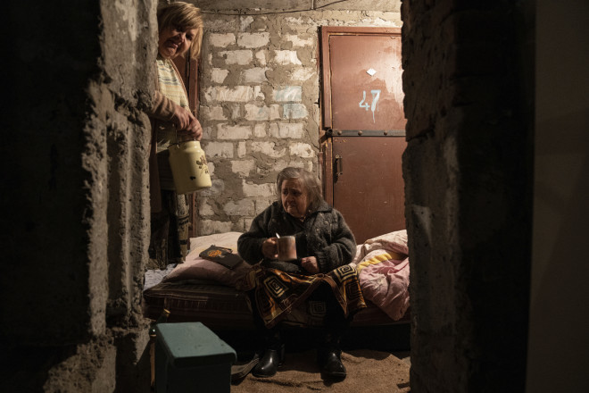 Γυναίκα σε καταφύγιο στην Ουκρανία
