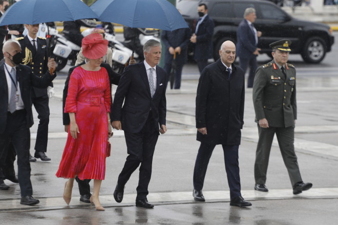 Με την κατάθεση στεφάνου στο Μνημείο του Αγνώστου Στρατιώτη στο Σύνταγμα ξεκίνησε η τριήμερη επίσημη επίσκεψη του βασιλικού ζεύγους του Βελγίου στην Ελλάδα