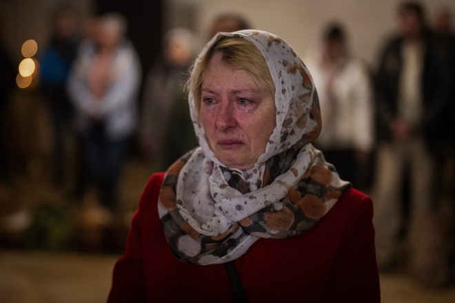 Μία γυναίκα κλαίει στον πόλεμο της Ουκρανίας