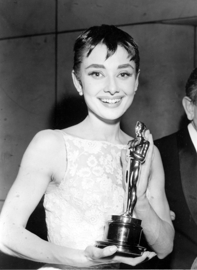 Η ηθοποιός Όντρεϊ Χέπμπορν ποζάρει με το αγαλματίδιο στις ετήσιες απονομές των βραβείων Όσκαρ στη Νέα Υόρκη, στις 24 Μαρτίου 1954. Η Χέπμπορν βραβεύτηκε ως η καλύτερη ηθοποιός για την ερμηνεία της στην ταινία " Ρωμαϊκές διακοπές». (Φωτογραφία AP)