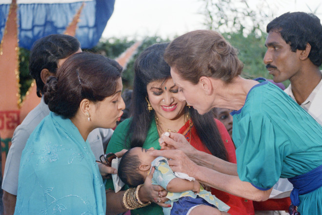 Η πρέσβειρα καλής θέλησης της UNICEF Audrey Hepburn, βοηθούμενη από δύο ηθοποιούς από το Μπαγκλαντές, κάνει εμβόλιο πολιομυελίτιδας σε ένα παιδί στη Ντάκα του Μπαγκλαντές, στις 23 Οκτωβρίου 1989. Η κα Hepburn είχε πάει στη Ντάκα στα πλαίσια 6ήμερης επίσκεψης στο Μπαγκλαντές για να δει την κατάσταση των παιδιών και να υποβάλει έκθεση στη Γενική Συνέλευση του ΟΗΕ. (AP Photo/Pavel Rahman)