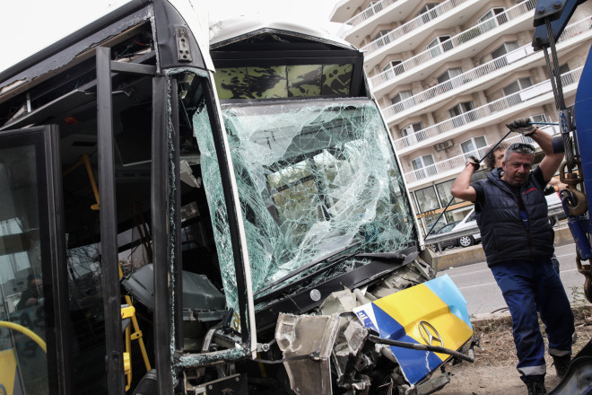 Τροχαίο στην παραλιακή με τραυματίες - Λεωφορείο καρφώθηκε σε κολώνα