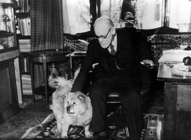 Ο Αυστριακός ψυχαναλυτής Καθ. Σίγκμουντ Φρόιντ με τον σκύλο του,  «Τζόφι» στο γραφείο του στη Βιέννη της Αυστρίας, το 1937. (AP Photo)