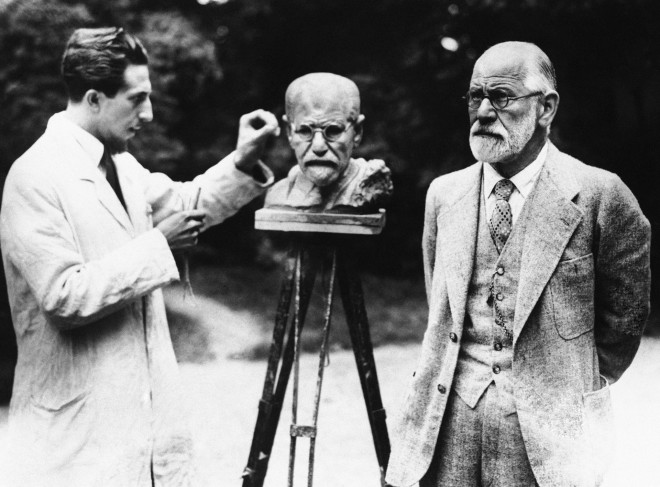 Ο Sigmund Freud, πατέρας της ψυχανάλυσης, ποζάρει για τον γλύπτη Oscar Nemon, 1931, στη Βιέννη. (Φωτογραφία AP)