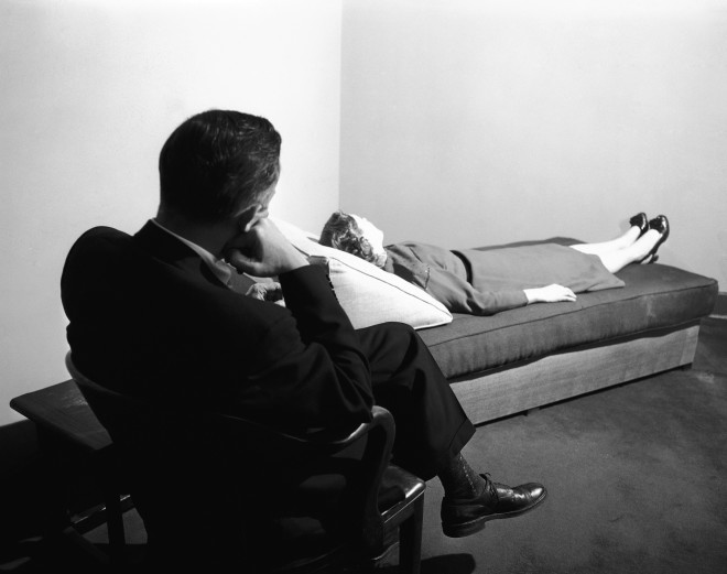Ένας γιατρός ακούει μια ασθενή να μιλά για το παρελθόν της στο Κέντρο Θεραπείας του Ψυχαναλυτικού Ινστιτούτου της Νέας Υόρκης, 25 Απριλίου 1956. (AP Photo/Bob Wands)
