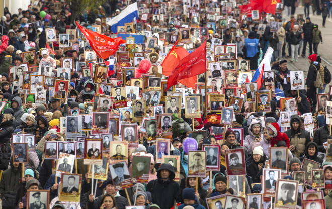 πλήθος κόσμου στην στρατιωτική παρέλαση στη Μόσχα