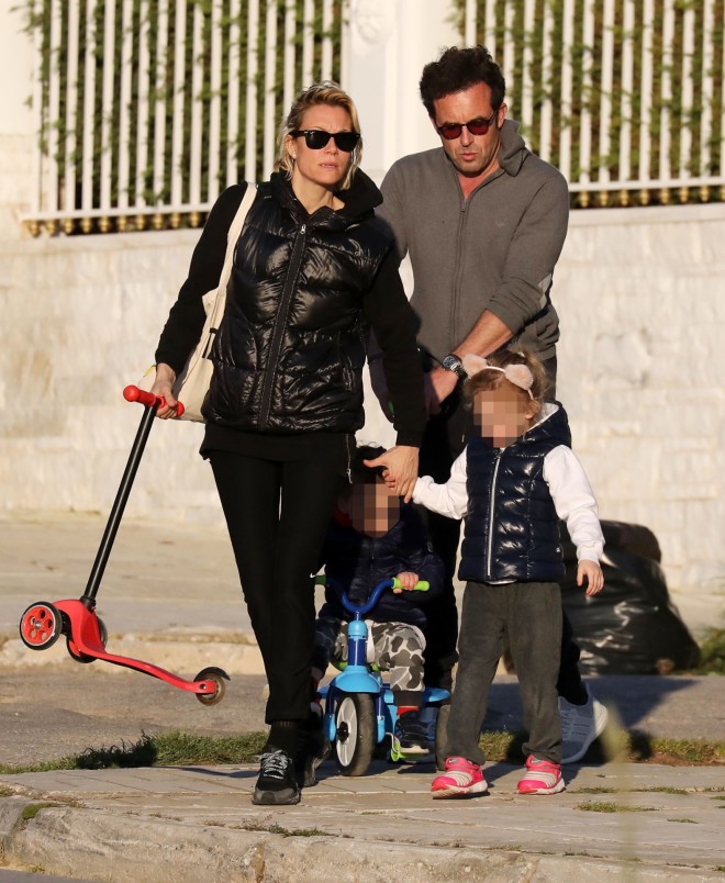 Η Βίκυ Καγιά κι ο Ηλίας Κρασσάς με τα παιδιά τους οικογενειακή βόλτα στη Γλυφάδα