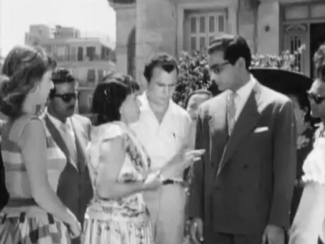 Δίπλα από τη Γεωργία Βασιλειάδου στην ταινία Η θεία από το Σικάγο του 1957