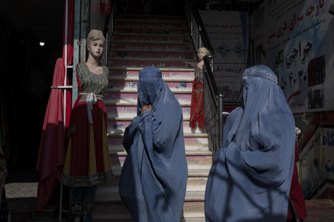 Η ηγεσία των Ταλιμπάν του Αφγανιστάν διέταξε όλες τις Αφγανές γυναίκες να φορούν δημοσίως την μπούρκα που καλύπτει τα πάντα