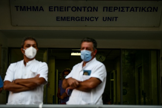Νοσηλευτές έξω από το Τμήμα Επειγόντων Περιστατικών