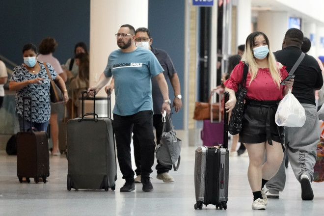 καταργείται η μάσκα στα αεροδρόμια