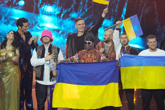 H νικήτρια μπάντα της Ουκρανίας πανηγυρίζει για τη νίκη στη Eurovision 2022