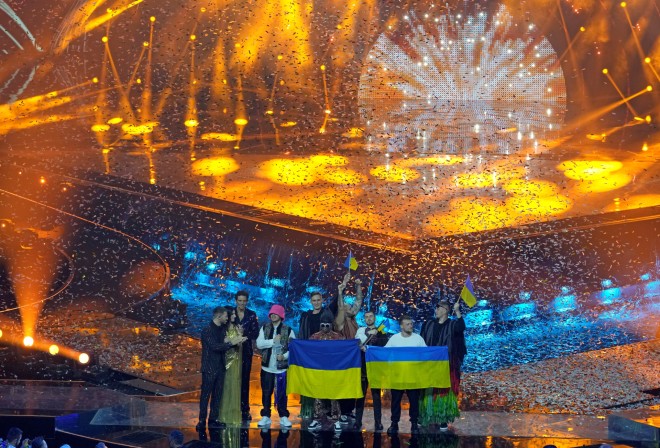 Οι Kalush Orchestra τη στιγμή που σηκώνουν το βραβείο της Eurovision