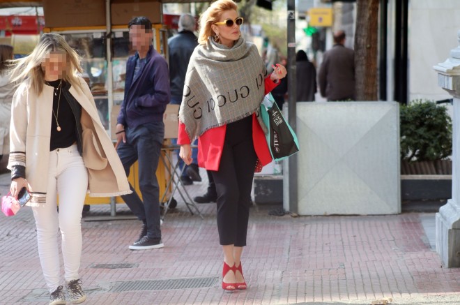 Ευγενία Μανωλίδου: Στο κέντρο της Αθήνας με κόκκινες γόβες και ασορτί παλτό
