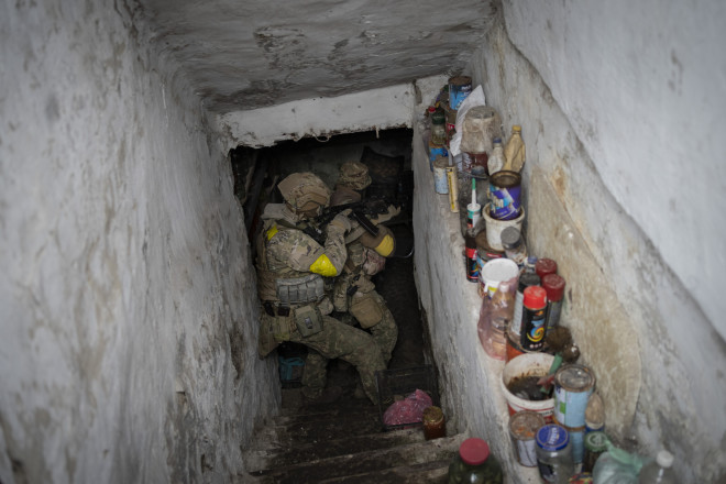 Ουκρανοί στρατιώτες ψάχνουν υπόγειο 