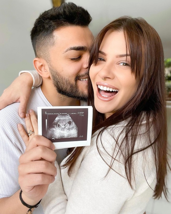 Η selfie του Χρήστου Σαντικάι και της Λάουρας Νάργες με τον πρώτο υπέρηχο του μωρού τους