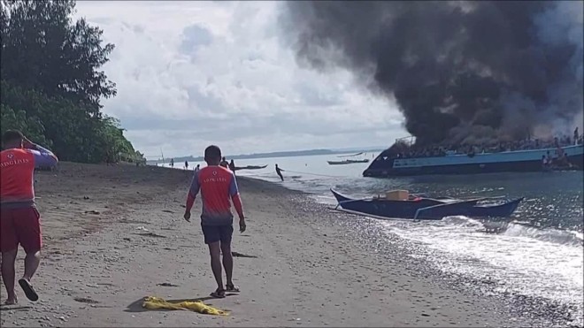 Φωτιά σε πλοίο Φιλιππίνες