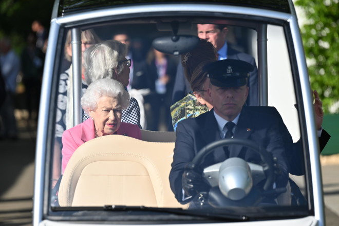 Η Βασίλισσα Ελισάβετ σε ηλεκτρικό αμαξίδιο