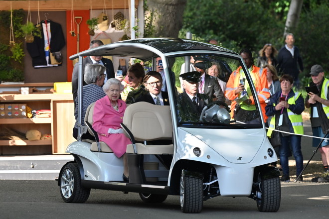 Η Βασίλισσα Ελισάβετ σε ηλεκτρικό αμαξίδιο