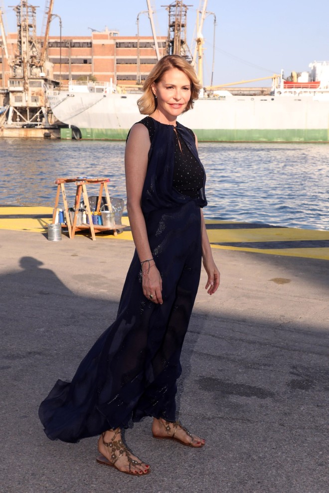 η Τζένη Μπαλατσινού σε fashion show στο λιμάνι του Πειραιά