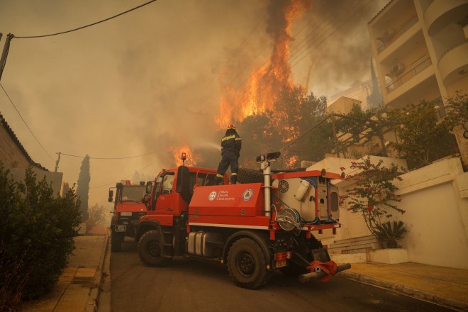 Σπίτια στη Γλυφάδα καίγονται από τη φωτιά  