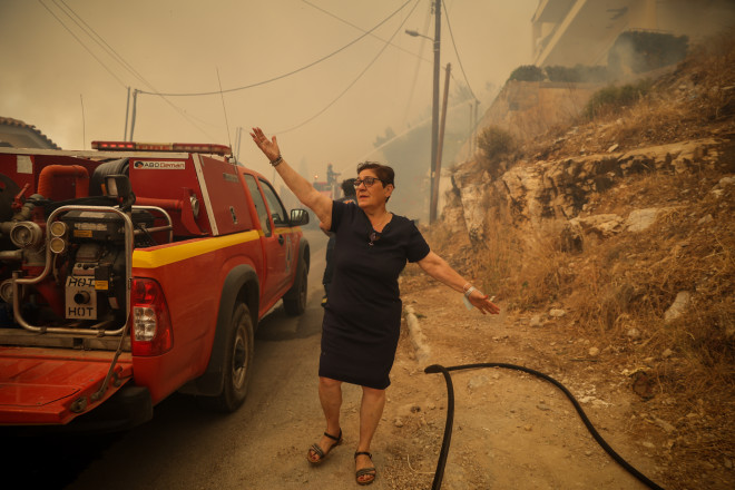 Συγκλονιστικές είναι οι εικόνες από τη στιγμή της εκκένωσης, το απόγευμα του Σαββάτου σε Γλυφάδα και Βούλα