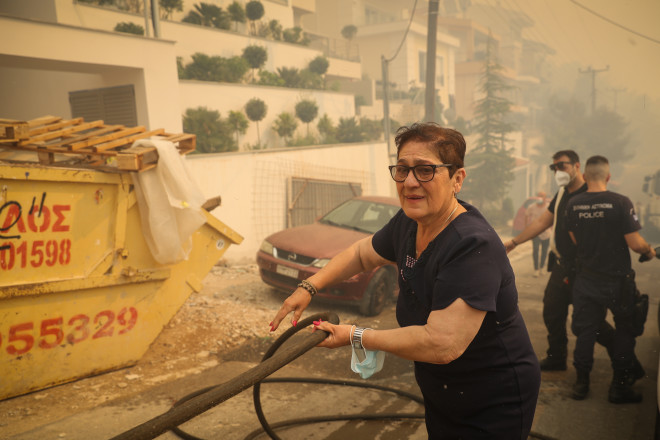 Συγκλονιστικές είναι οι εικόνες από τη στιγμή της εκκένωσης, το απόγευμα του Σαββάτου σε Γλυφάδα και Βούλα