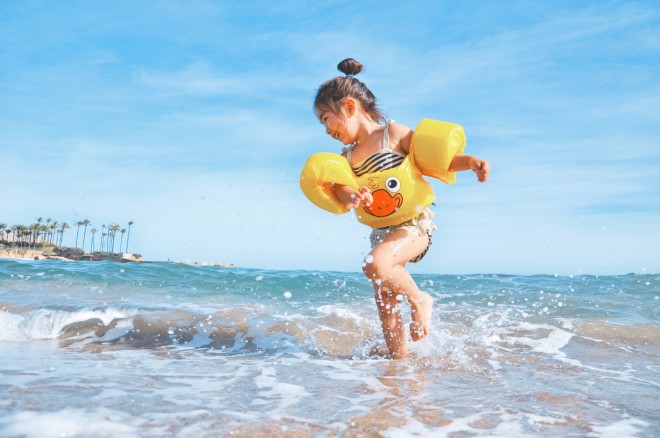 κοριτσάκι παίζει με το νερό στη θάλασσα