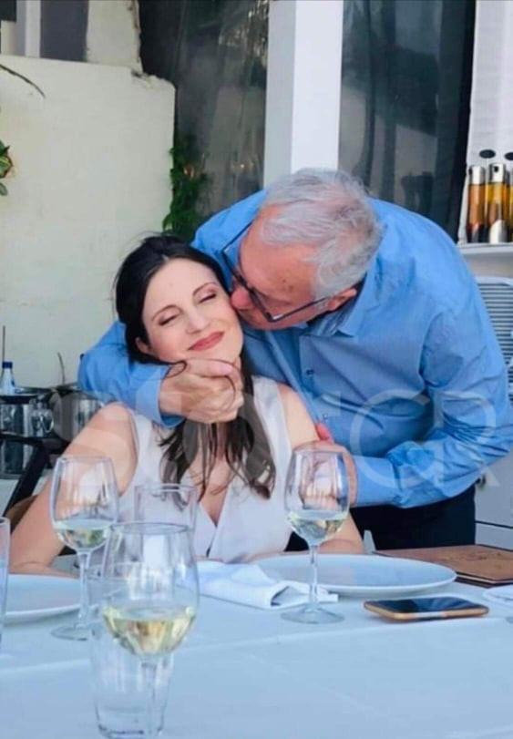 Ο Σταμάτης Μαλέλης έδωσε ένα γλυκό φιλί στην εγκυμονούσα κόρη του, Δέσποινα