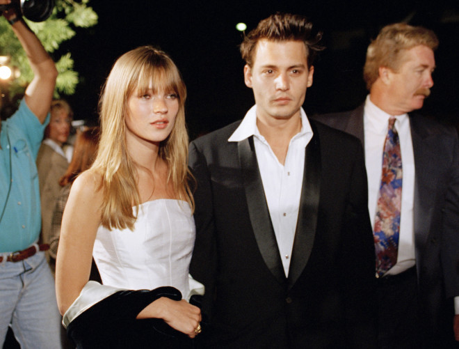 Tο μοντέλο Kate Moss, αριστερά, και ο ηθοποιός Johnny Depp εμφανίζονται στην πρεμιέρα της ταινίας του Depp "Don Juan DeMarco", στο Beverly Hills της Καλιφόρνια, στις 3 Απριλίου 1995. 