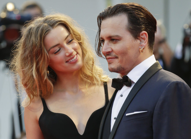Η Amber Heard και ο Johnny Depp ποζάρουν στους φωτογράφους κατά την άφιξή τους στην πρεμιέρα της ταινίας Black Mass κατά την 72η έκδοση του Φεστιβάλ Κινηματογράφου της Βενετίας στη Βενετία, Ιταλία, Παρασκευή, 4 Σεπτεμβρίου 2015. 