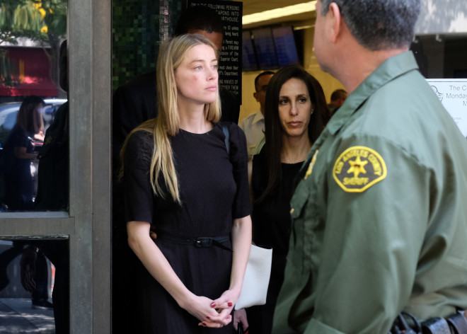 Η ηθοποιός Amber Heard αποχωρεί από το Ανώτατο Δικαστήριο του Λος Άντζελες την Παρασκευή, 27 Μαΐου 2016, αφού έδωσε ένορκη δήλωση ότι ο σύζυγός της Johnny Depp της πέταξε το κινητό της κατά τη διάρκεια ενός καβγά, χτυπώντας την στο μάγουλο και το μάτι. Ο δικαστής διέταξε τον Depp να μείνει μακριά από την εν διαστάσει σύζυγό του. Η Hear λίγο αργότερα υπέβαλε αίτηση διαζυγίου.