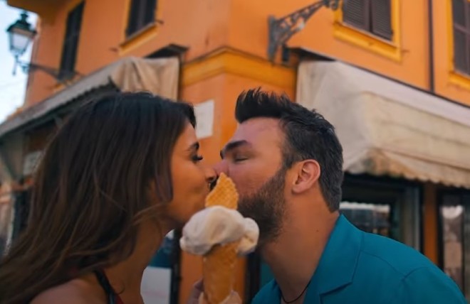 Γιώργος & Ιωάννα μοιράστηκαν το ίδιο παγωτό... 