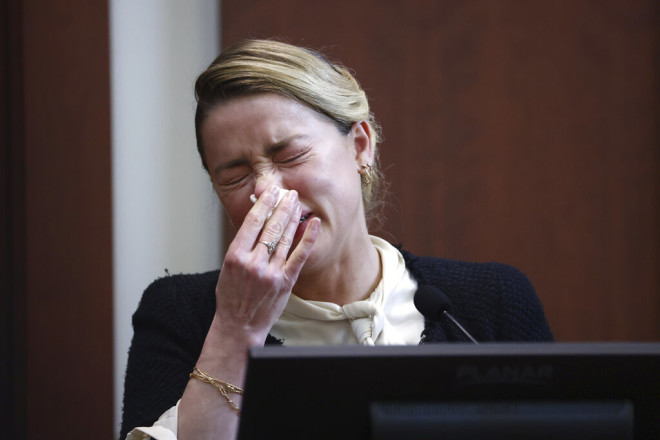 Amber Heard: Έβαλε τα κλάμματα στο δικαστήριο
