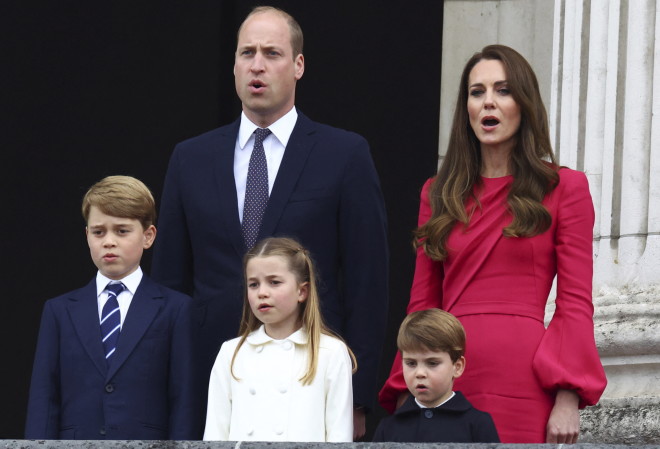 Ο Δούκας και η Δούκισσα του Cambridge με τα τρία τους παιδιά/ φωτογραφία AP