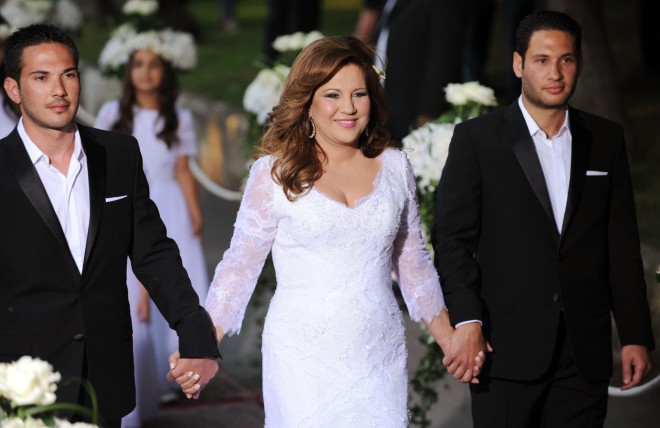 Οι γιοι της Τάσος και Γιώργος συνόδευσαν τη Δέσποινα Μοιραράκη στον γάμο με τον Γιάννη Κοντούλη το 2011