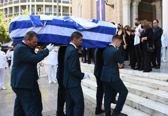 Δέσποινα Μοιραράκη: Ράκος στην κηδεία του συζύγου της, Γιάννη Κοντούλη