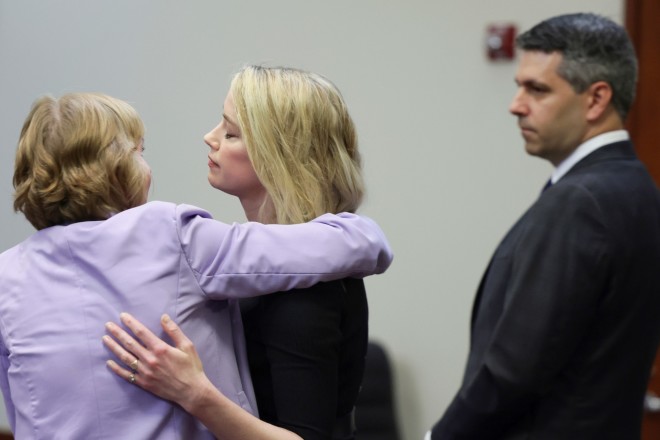 Η Amber Heard στην αγκαλιά της δικηγόρου της, Elaine Bredehoft, αμέσως μετά την ανακοίνωση της δικαστικής απόφασης τον περασμένο Ιούνιο