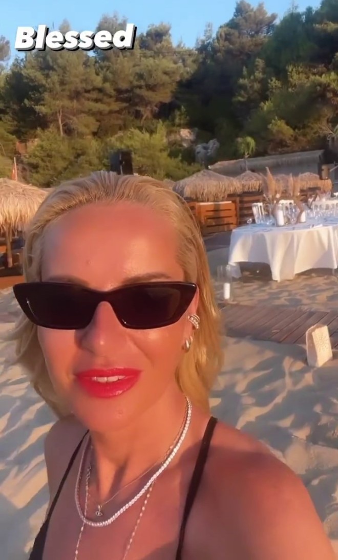 Selfie της Μαρίας Μπεκατώρου από την παραλία όπου έγινε ο γάμος του Σπυράγγελου Λυκούδη