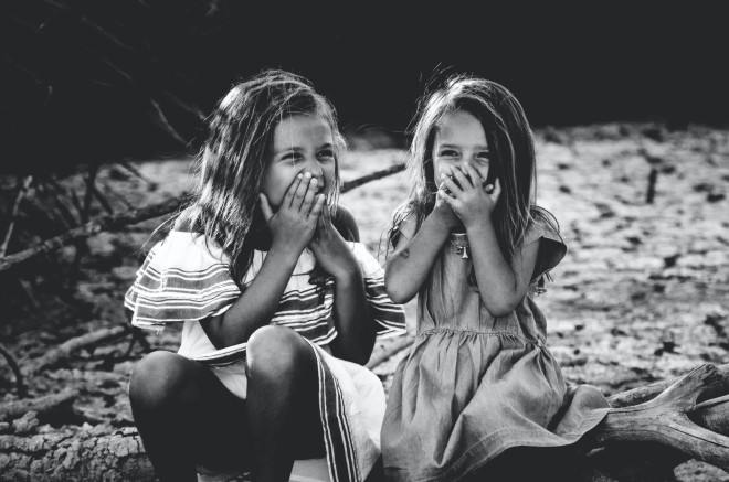 κοριτσάκια χαμογελούν