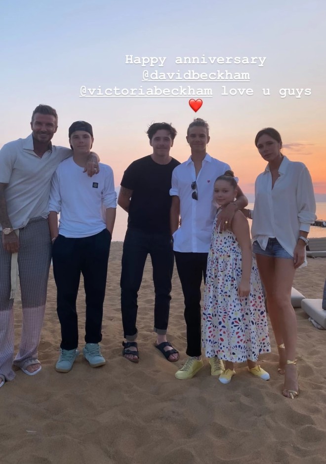Ο Brooklyn Beckham ευχήθηκε στους γονείς του για την επέτειό τους με μια οικογενειακή φωτογραφία 