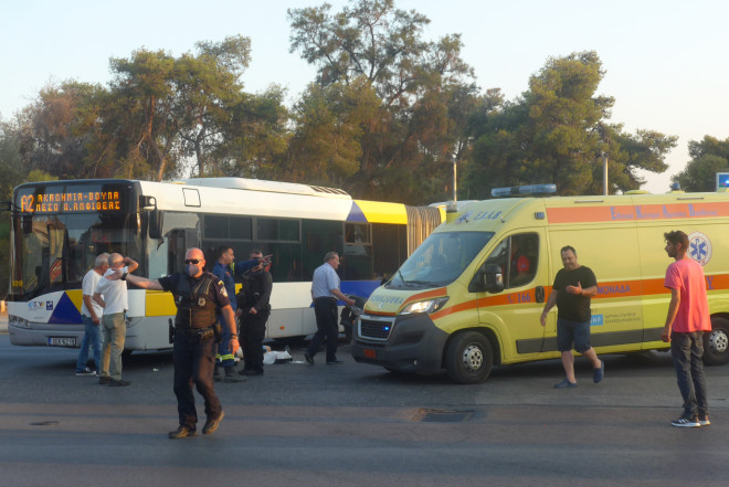 Βούλα: Σοβαρό τροχαίο - Μηχανάκι συγκρούστηκε με αστικό λεωφορείο