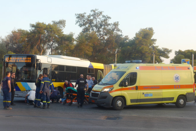 Βούλα: Μηχανάκι συγκρούστηκε με αστικό λεωφορείο