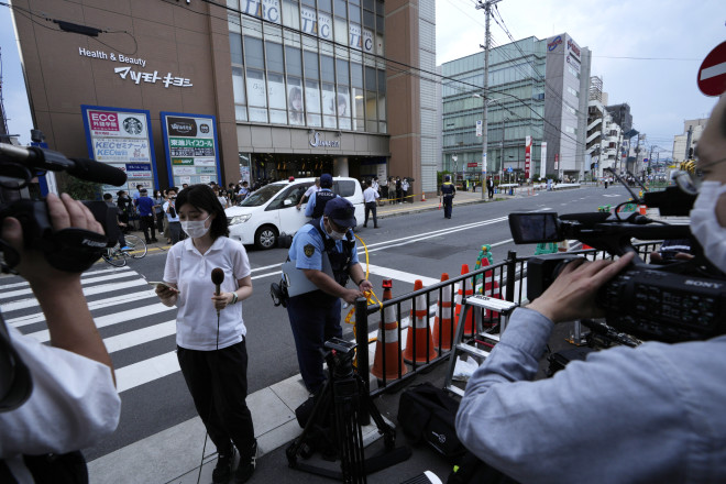 Δημοσιογράφοι έξω από τον τόπο της επίθεσης κατά του Ιάπωνα πρωθυπουργού Σίνζο Άμπε