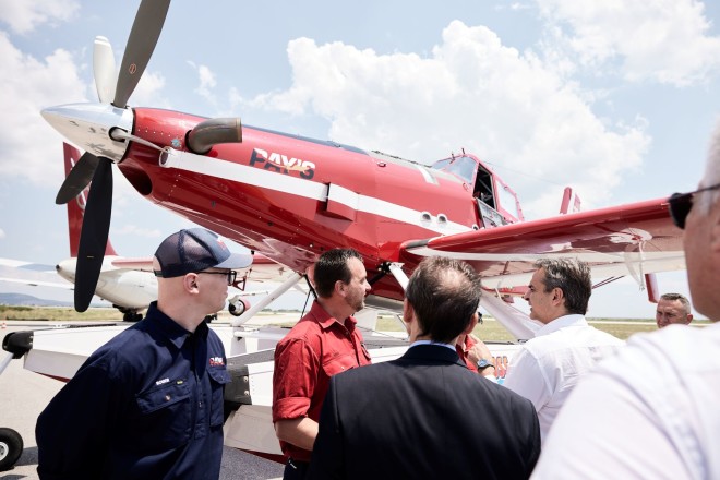 Ο Κ. Μητσοτάκης επιθεωρεί πυροσβεστικά αεροσκάφη στην Αλεξανδρούπολη 