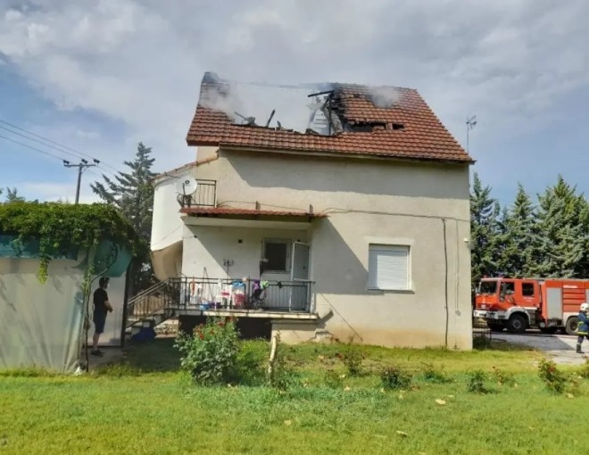 Σπίτι που το χτύπησε κεραυνός στη Λάρισα